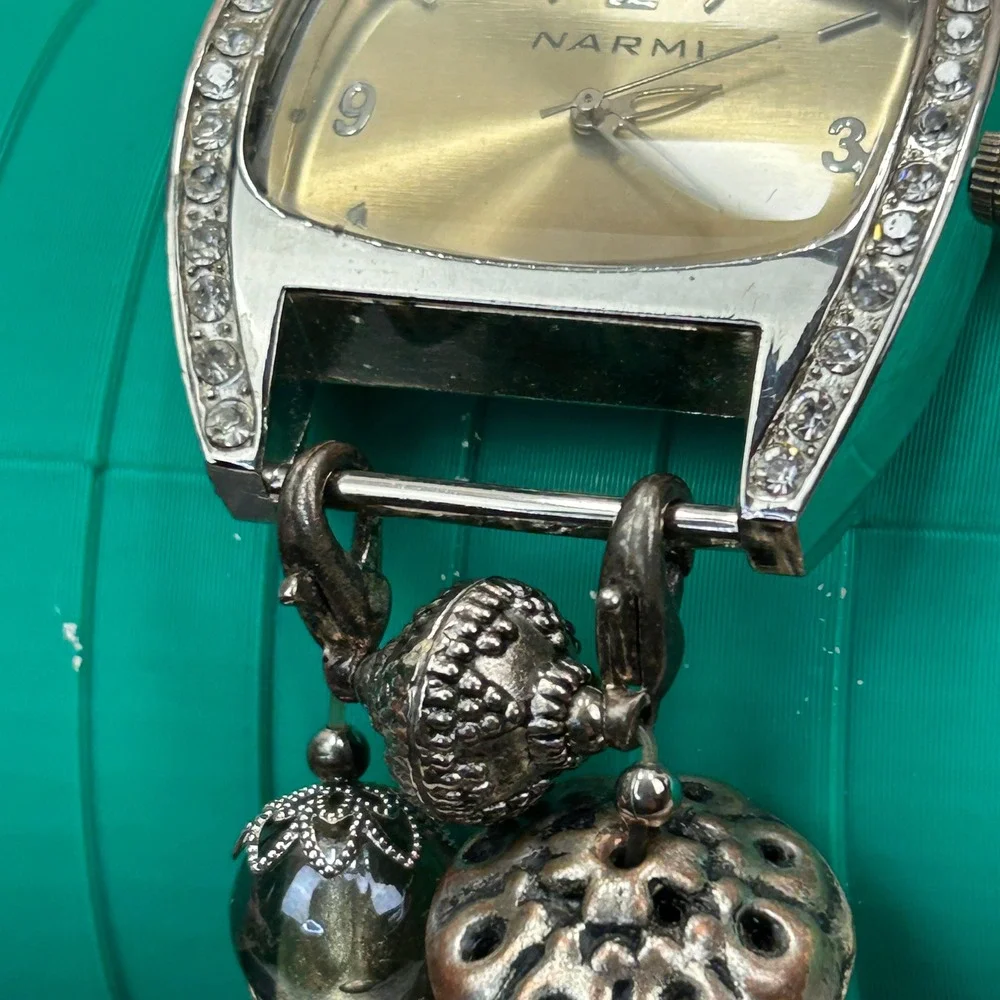 Narmi Womens Crystal Bezel Beaded Stretch‎ Bracelet Watch Silver Tone Boho 32mm